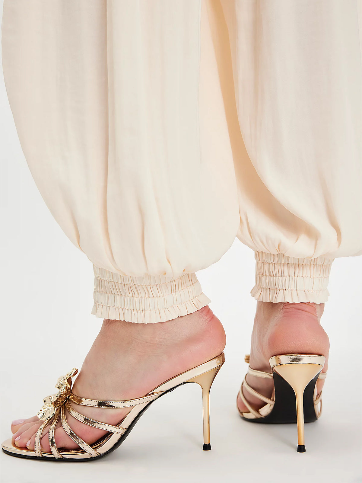 Metallic Platina Round-Toe Strappy Front Flower High Heels