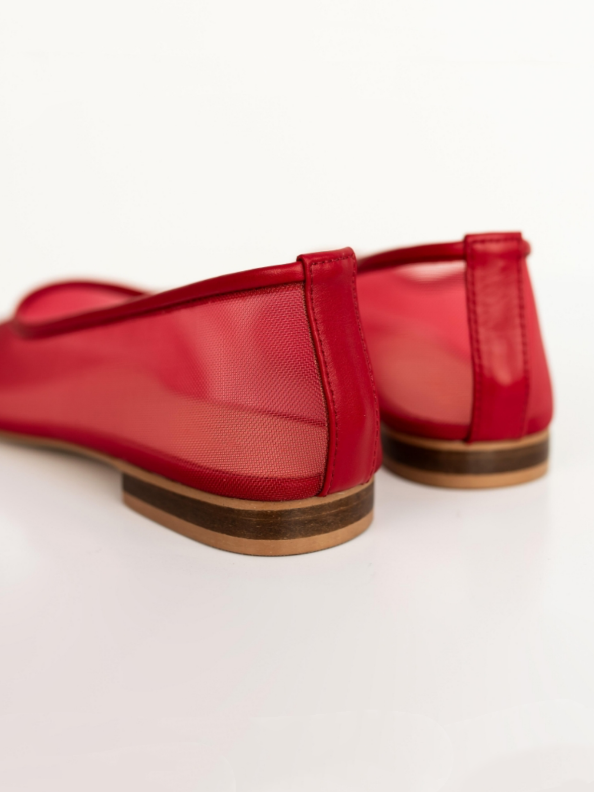 Балетки с кръгли пръсти в червена мрежа