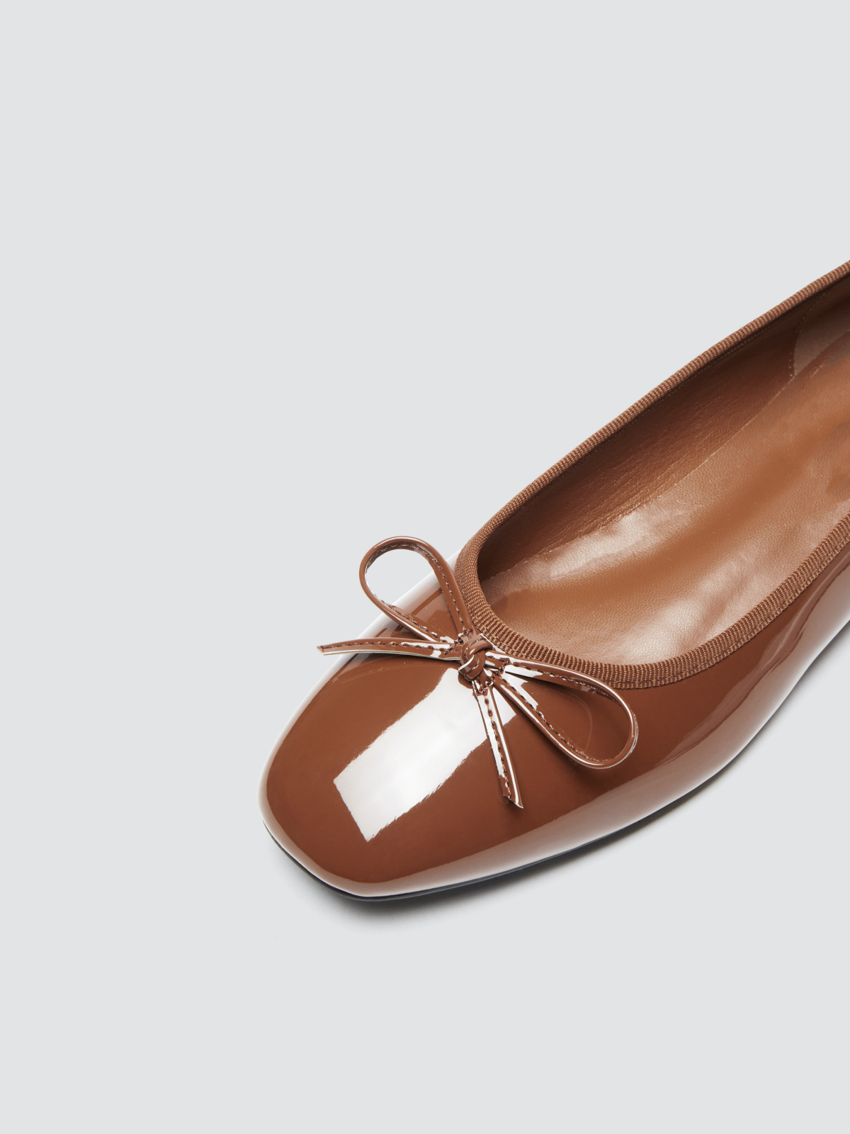 Brown Bow Ballet Flats With Square Toe In Patent Vegan Leather