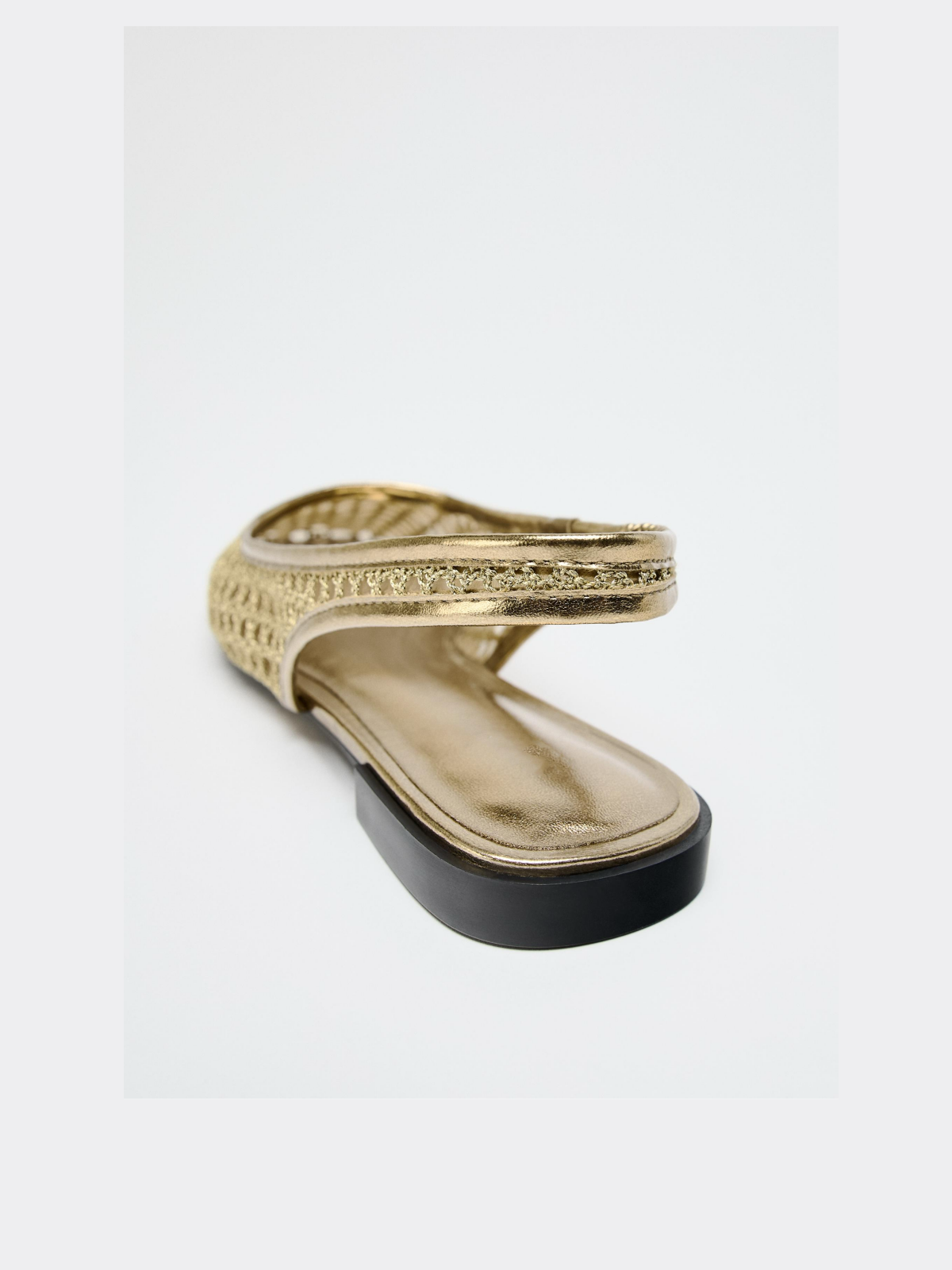 Металически златни плетени балетки с квадратни пръсти и каишка презрамка