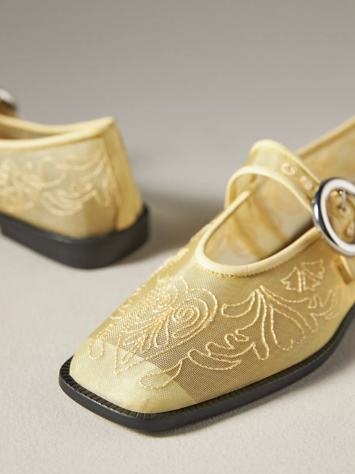 Светложълти балетки с бродерия и квадратни пръсти от мрежа и презрамка