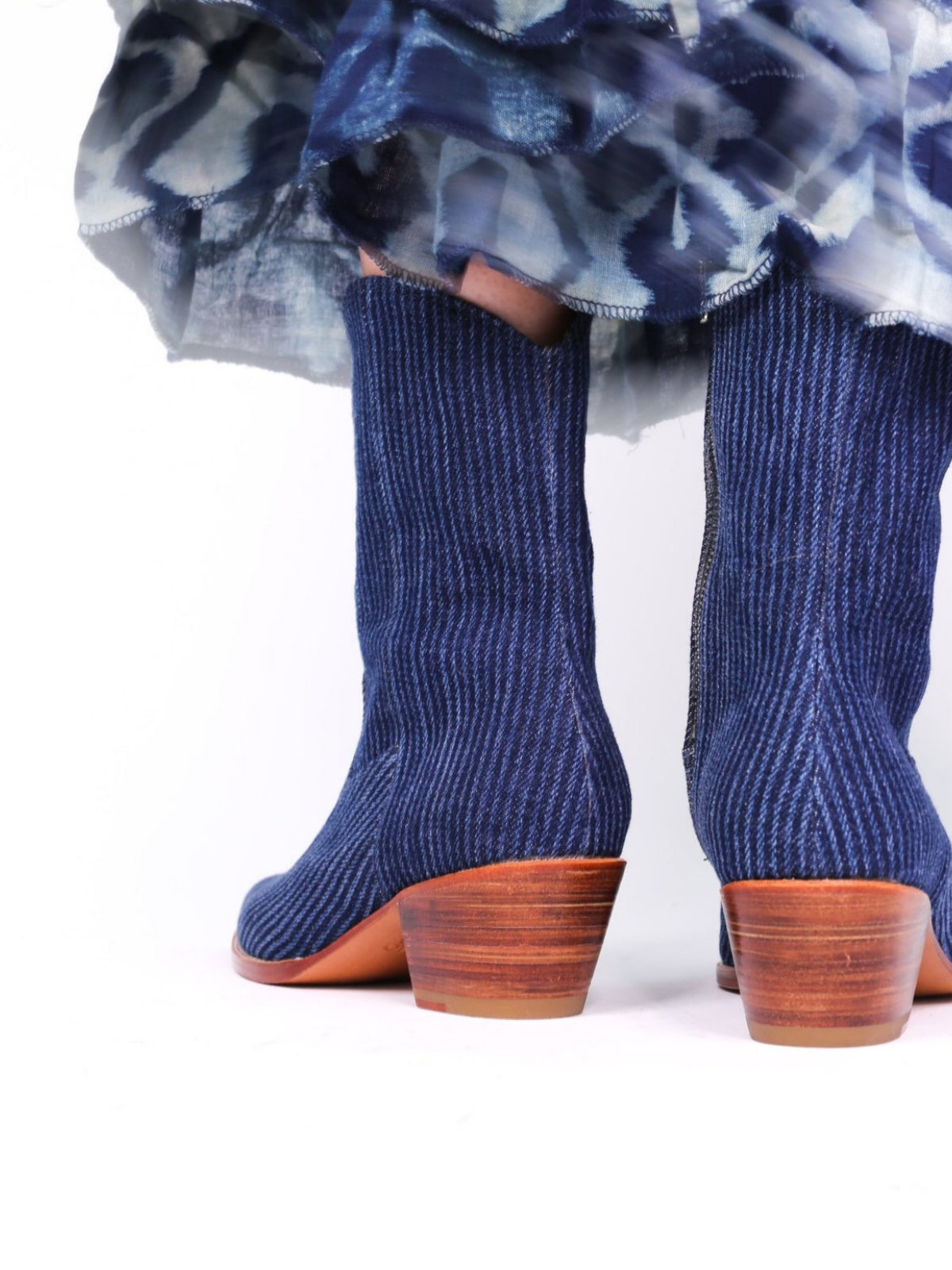 Сини каубойски ботуши с бадемови пръсти и цял цип до средата на прасеца, на райета