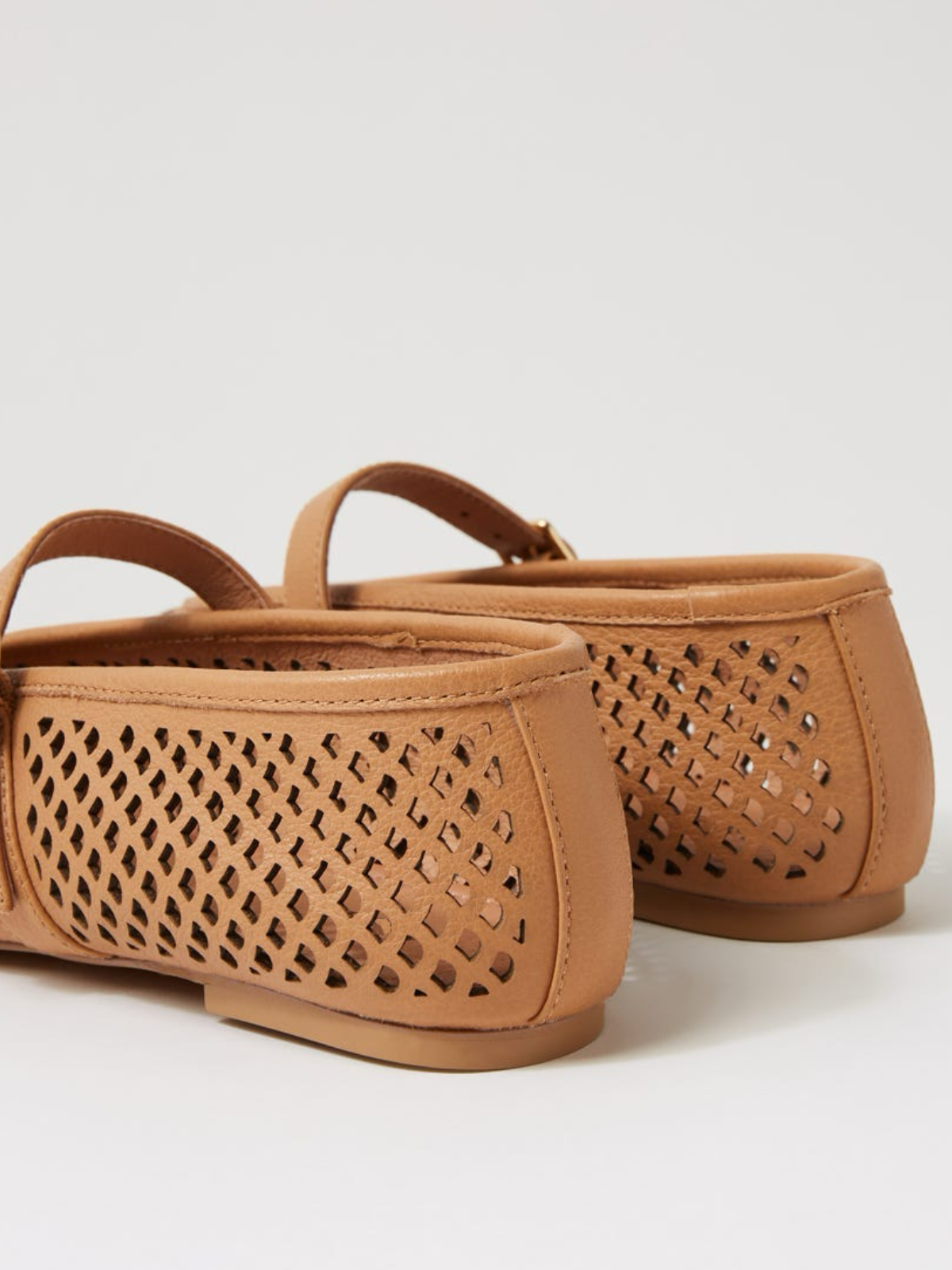 Карамеленокафяви балетни обувки Mary Janes с лазерно изрязани кръгли пръсти