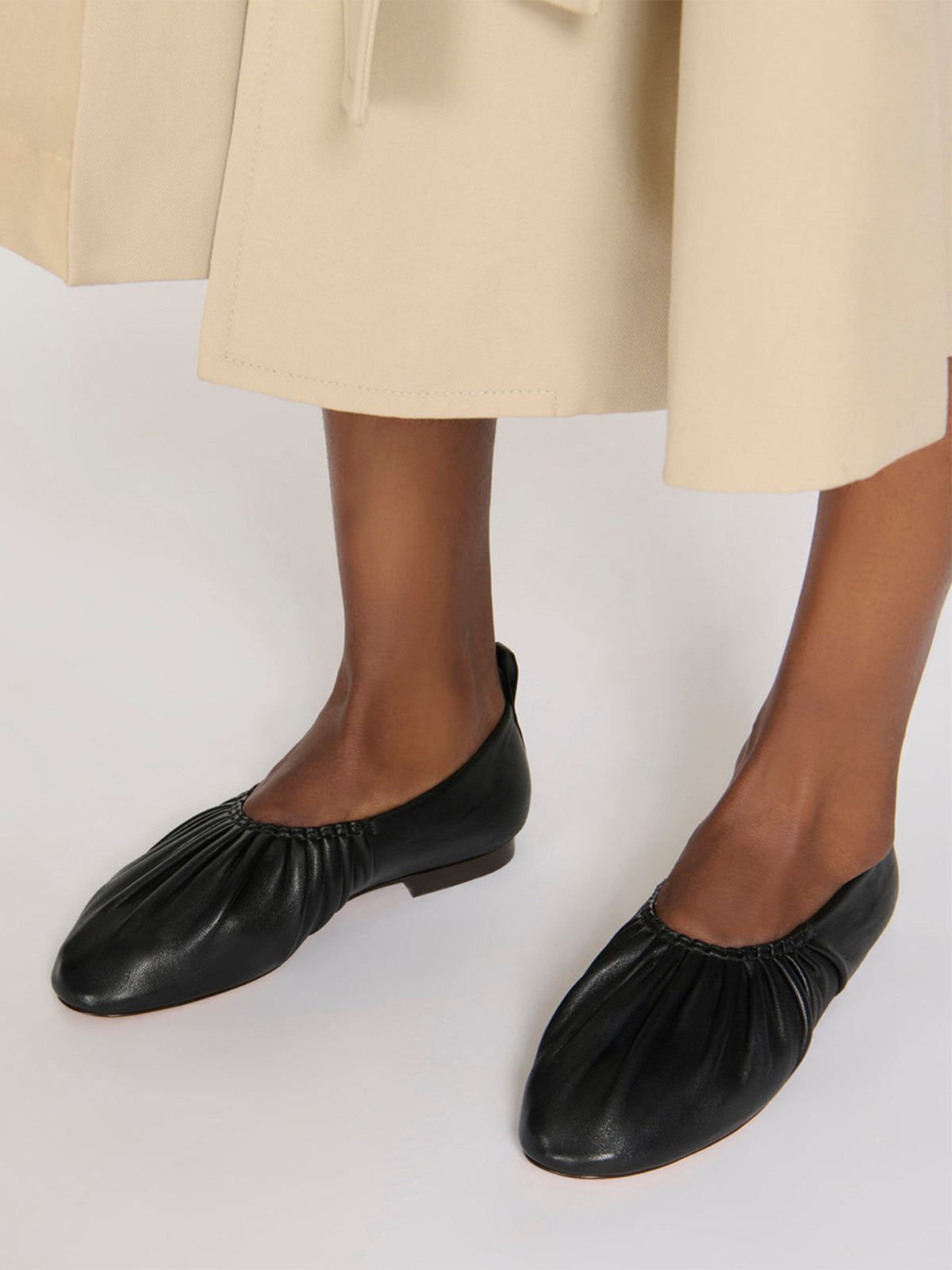 Black Round-Toe Ruched Classic Ballet Flats