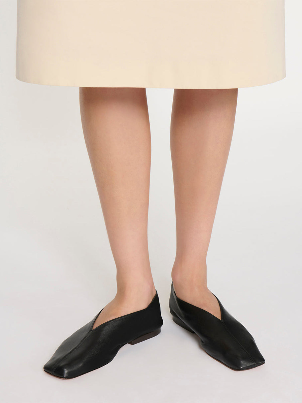 Black Square-Toe V-Cut Vamp Simple Flats