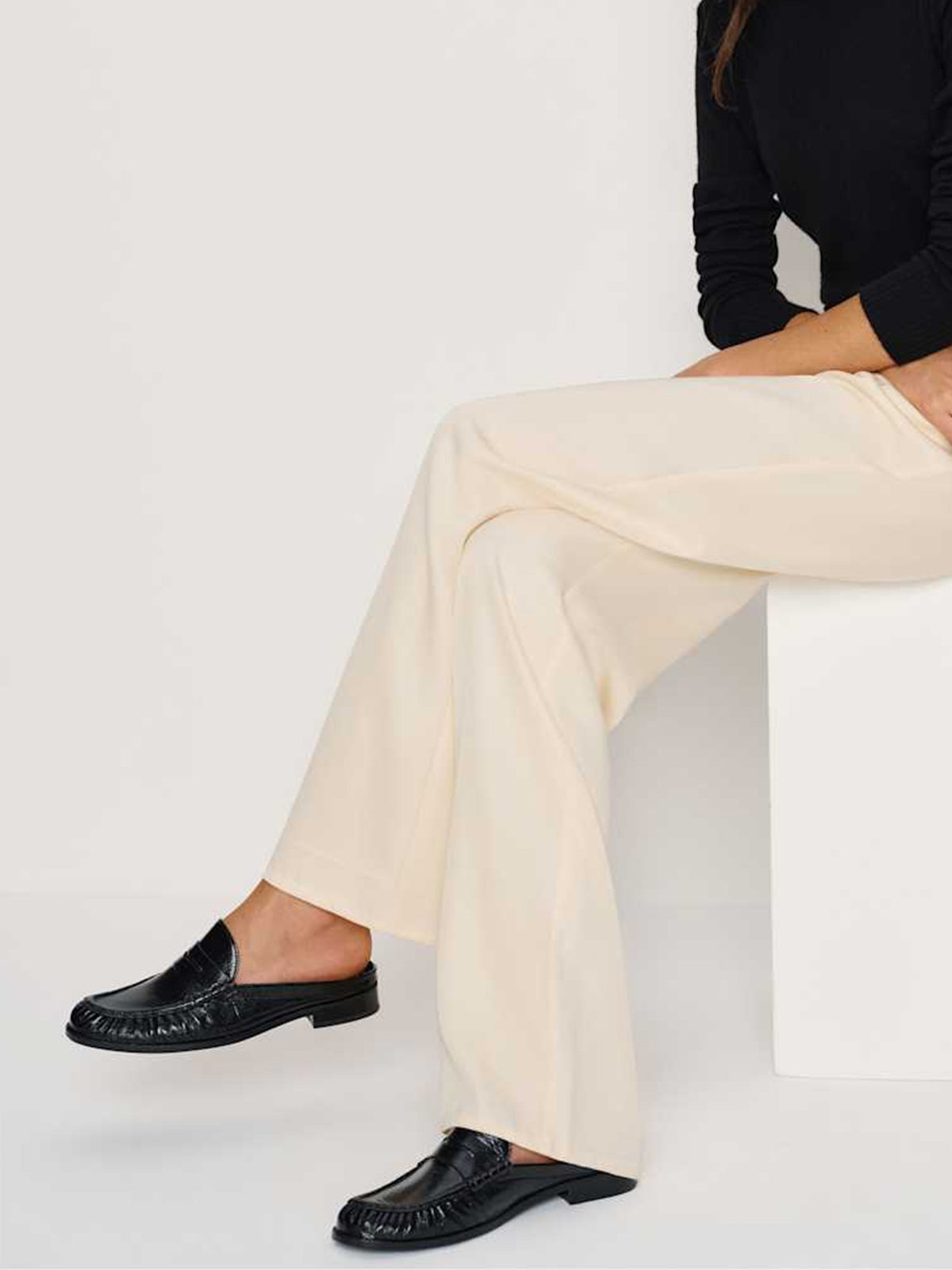 Crinkle Black Round-Toe Chic Slip-On Mules Flats