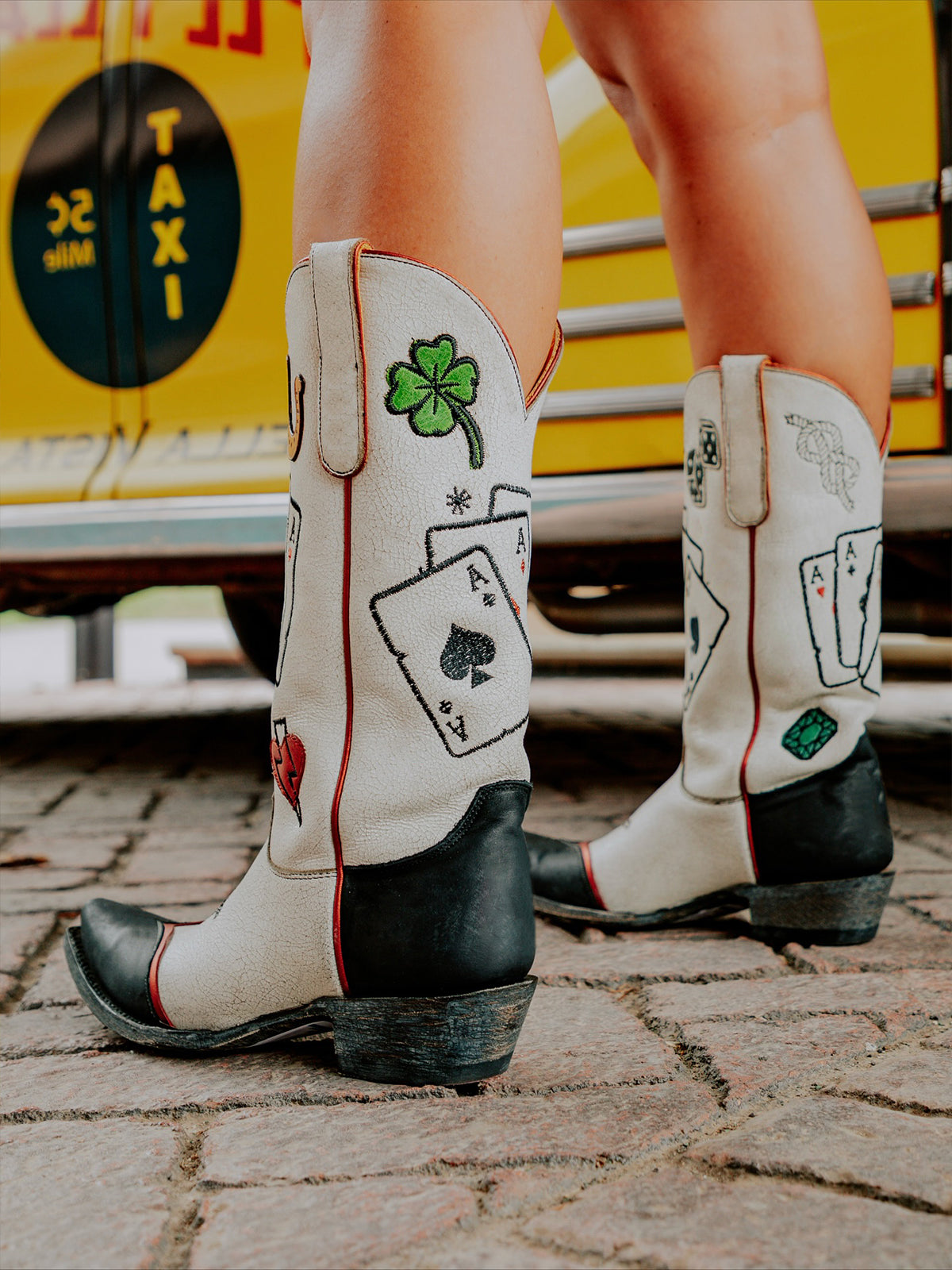 Каубойски ботуши до средата на прасеца с бродерия и апликация с бродерия в черно и бяло с изрязани пръсти