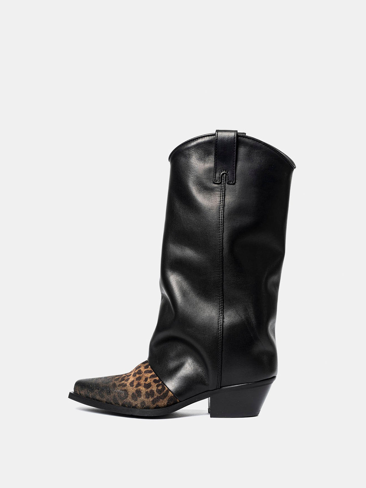 Контрастни черни и леопардови каубойски ботуши с къси пръсти, изработени от изкуствен велур, до средата на прасеца