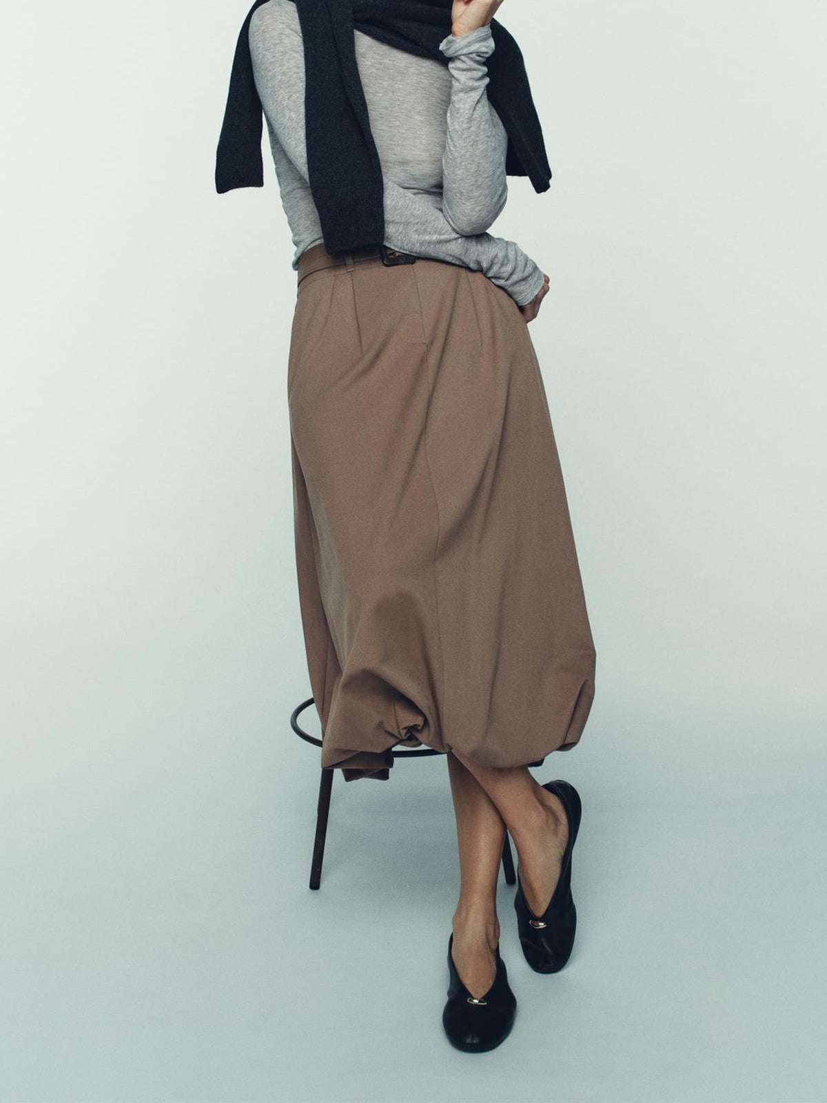 Black Round-Toe V-Cut Vamp Front Metal Block Flats