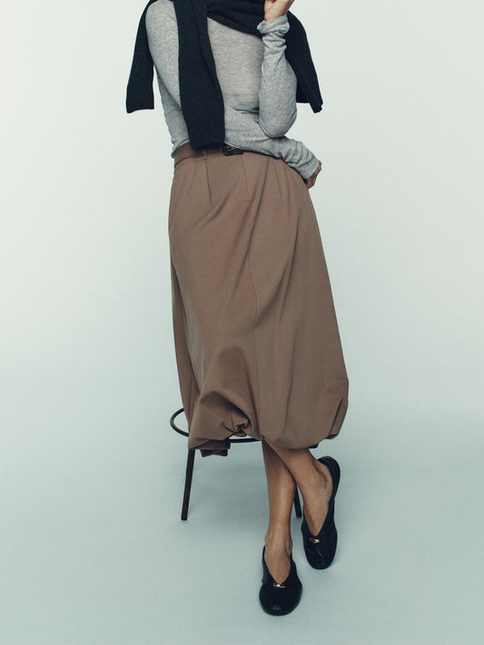 Black Round-Toe V-Cut Vamp Front Metal Block Flats