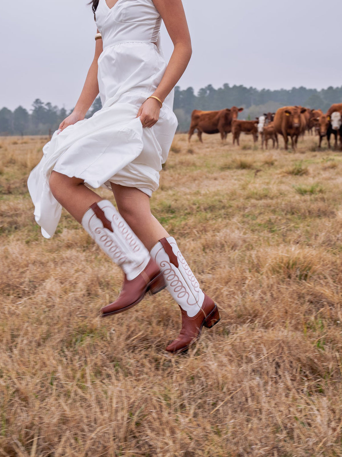 Contrast White And Caramel Snip-Toe Simple Embroidery Classic Mid Calf Cowgirl Boots