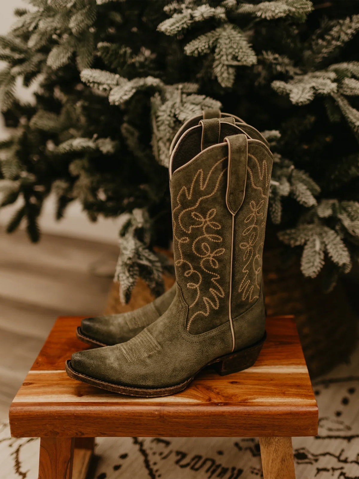 Faux Suede Embroidery Snip-Toe Mid Calf Cowgirl Boots - Green