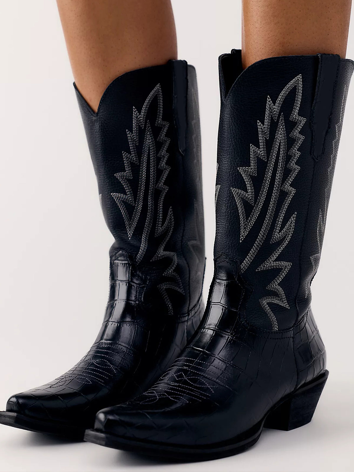 Black Snip-Toe Classic Western Embroidery Mid Calf Stylish Cowgirl Boots