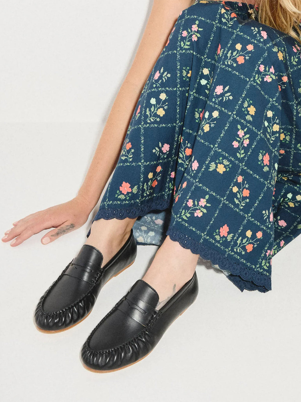 Black Round-Toe Slip-On Ruched Loafers Flats