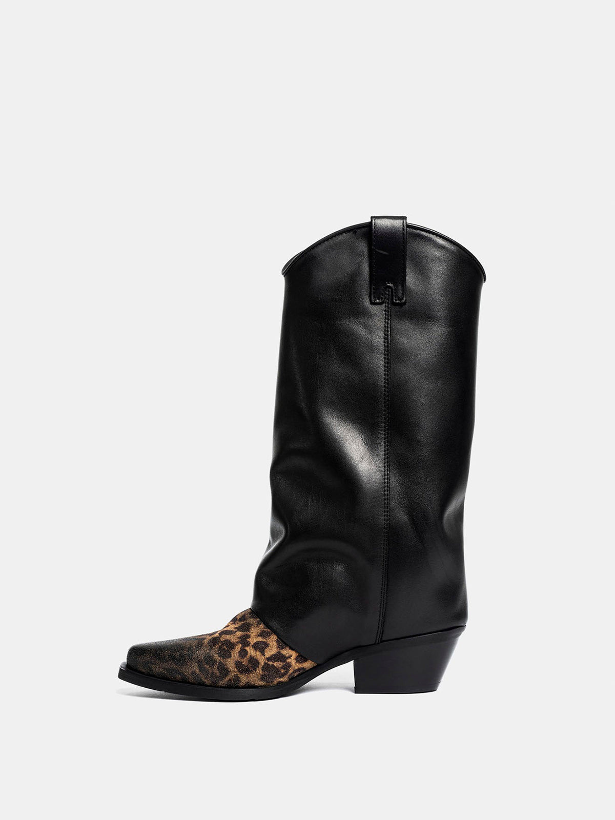 Контрастни черни и леопардови каубойски ботуши с къси пръсти, изработени от изкуствен велур, до средата на прасеца