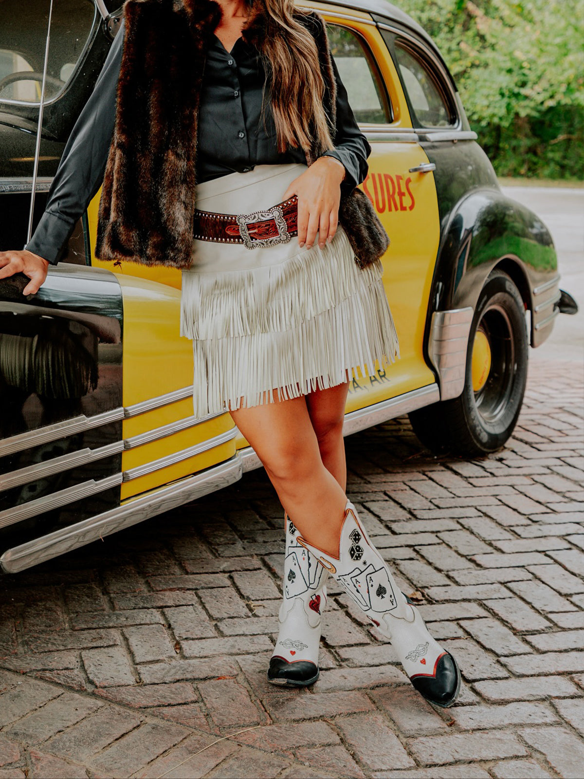 Каубойски ботуши до средата на прасеца с бродерия и апликация с бродерия в черно и бяло с изрязани пръсти