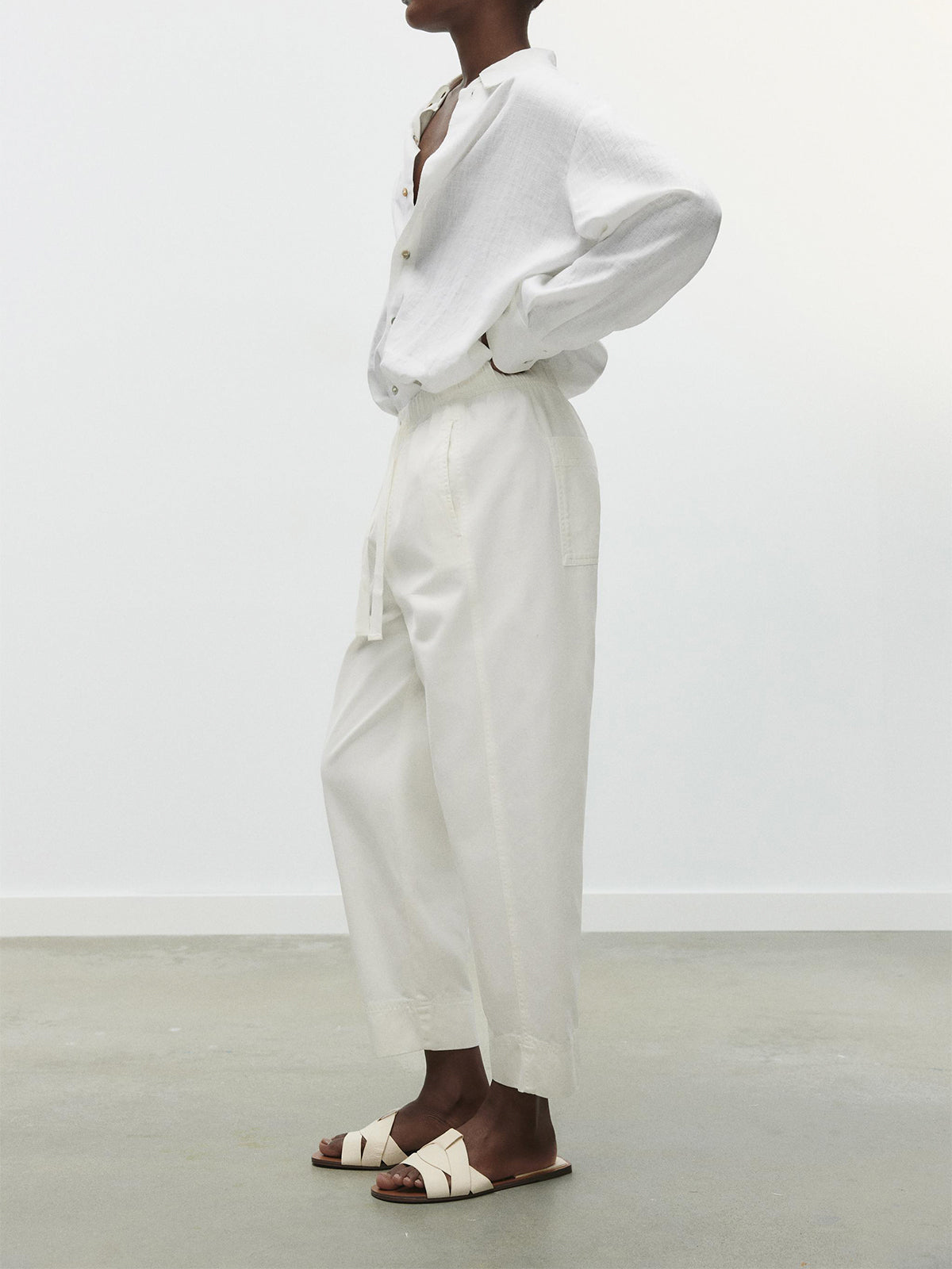 Front Crossover Strap Round-Toe Flat Sandals - White