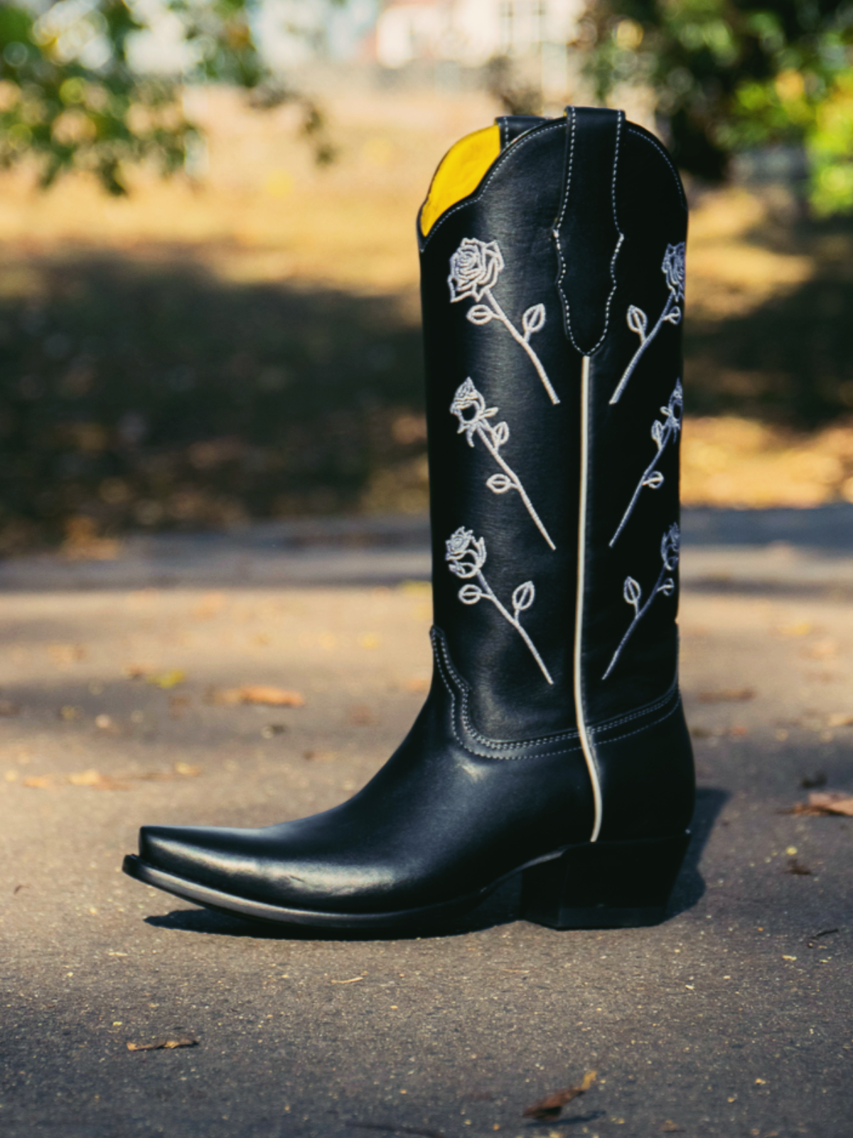 Black Snip-Toe Wide Mid Calf Western Cowgirl Boots With White Rose Embroidery