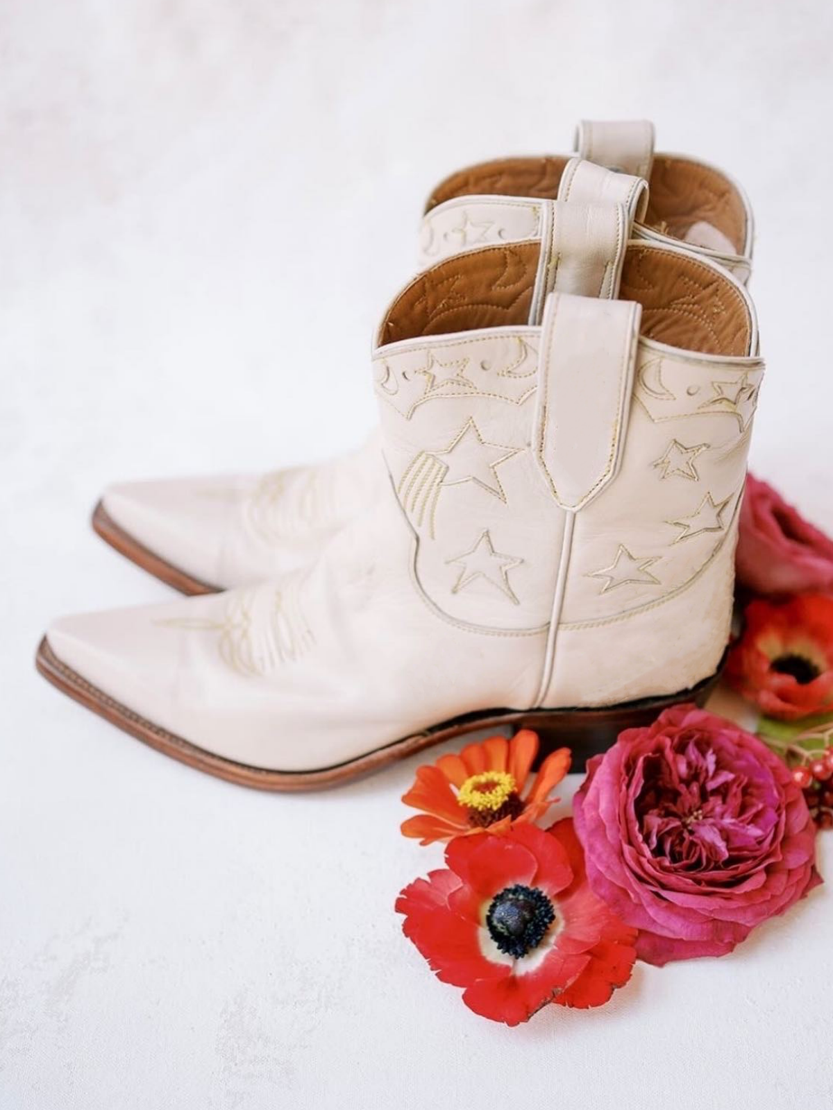 Cream Snip-Toe Cowgirl Western Ankle Booties With Star Inlay And Applique