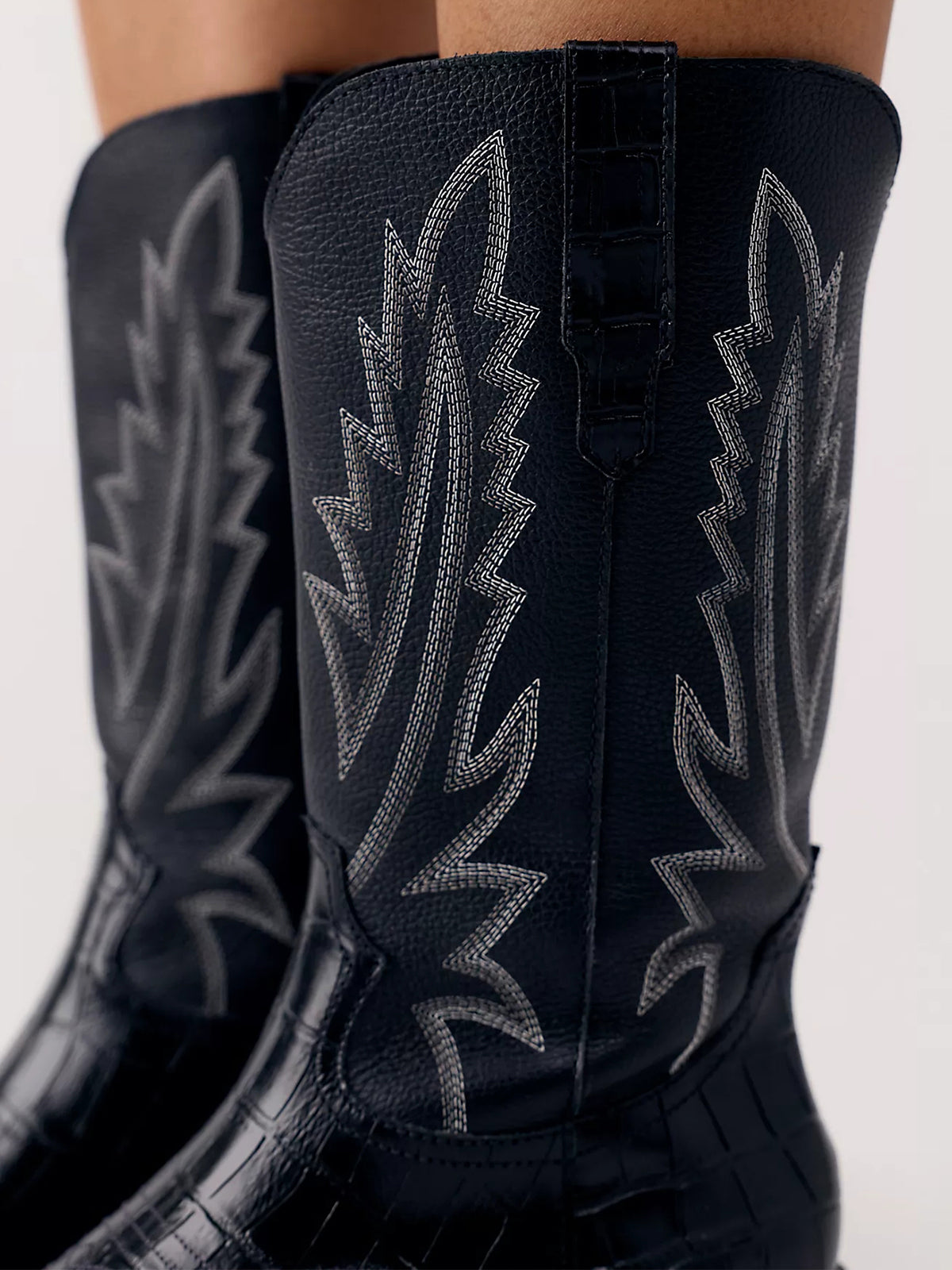 Black Snip-Toe Classic Western Embroidery Mid Calf Stylish Cowgirl Boots