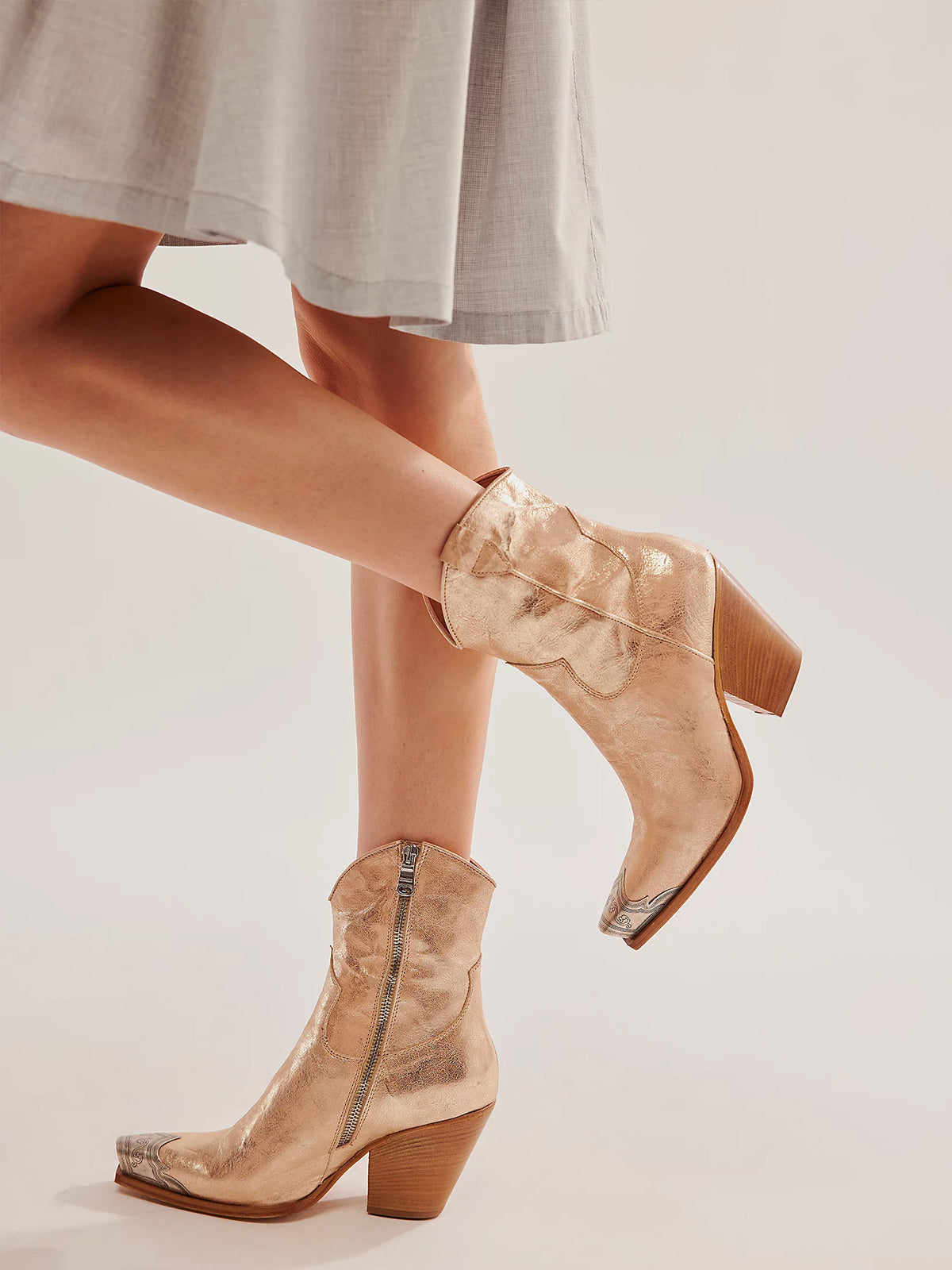 Метални каубойски боти с къси пръсти и цип - цвят металик шампанско