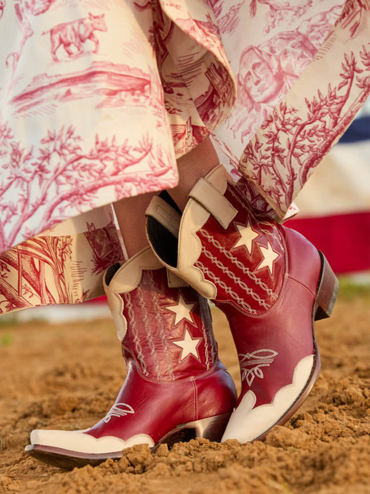 Snip-Toe Stars Inlay Chic Embroidery Ankle Cowgirl Boots - Red And Ivory