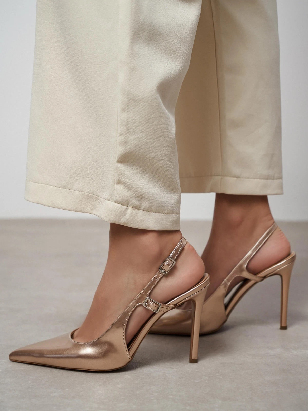 Pointed-Toe Buckle Back Strap Chic High Heels - Metallic Gold