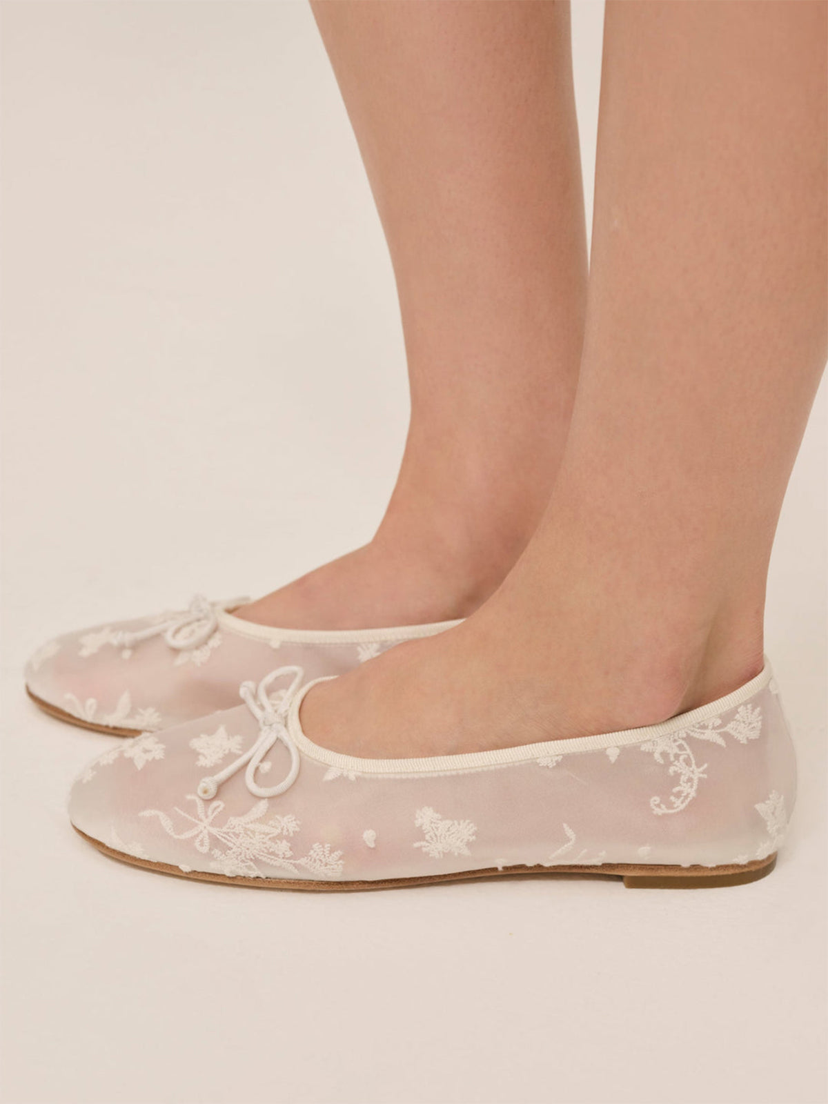 White Mesh Round-Toe Floral Embroidery Bow Ballet Flats