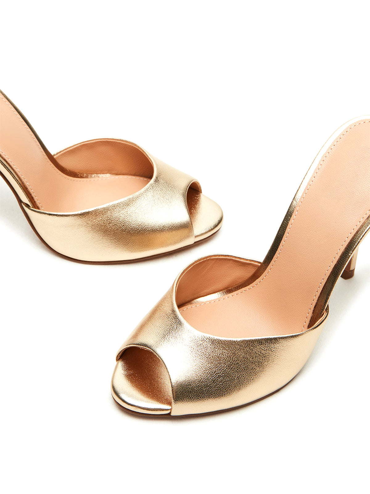 Златни металически обувки на висок ток с кръгли пръсти и гол гръб 
