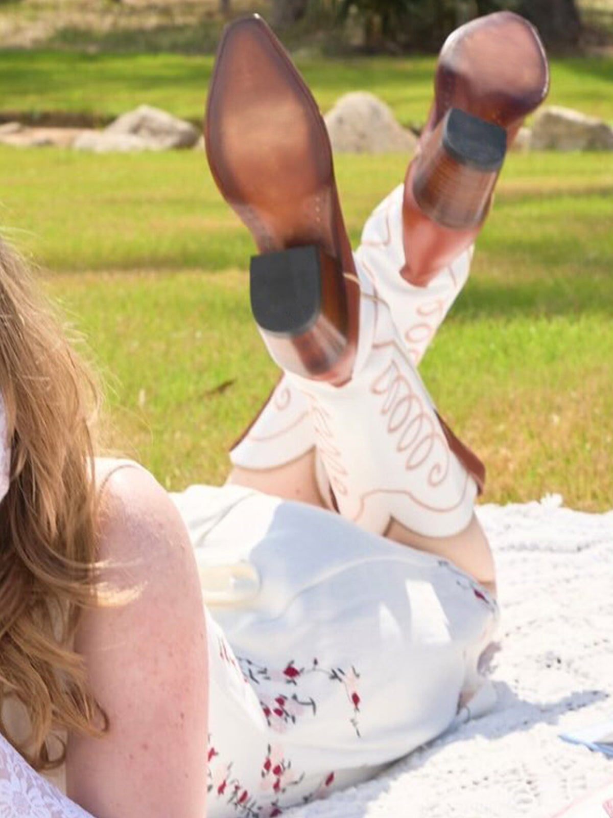 Contrast White And Caramel Snip-Toe Simple Embroidery Classic Mid Calf Cowgirl Boots
