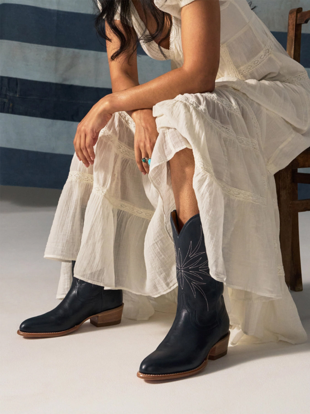 Dark Blue Round-Toe Chic Embroidery Classic Ankle Cowgirl Boots