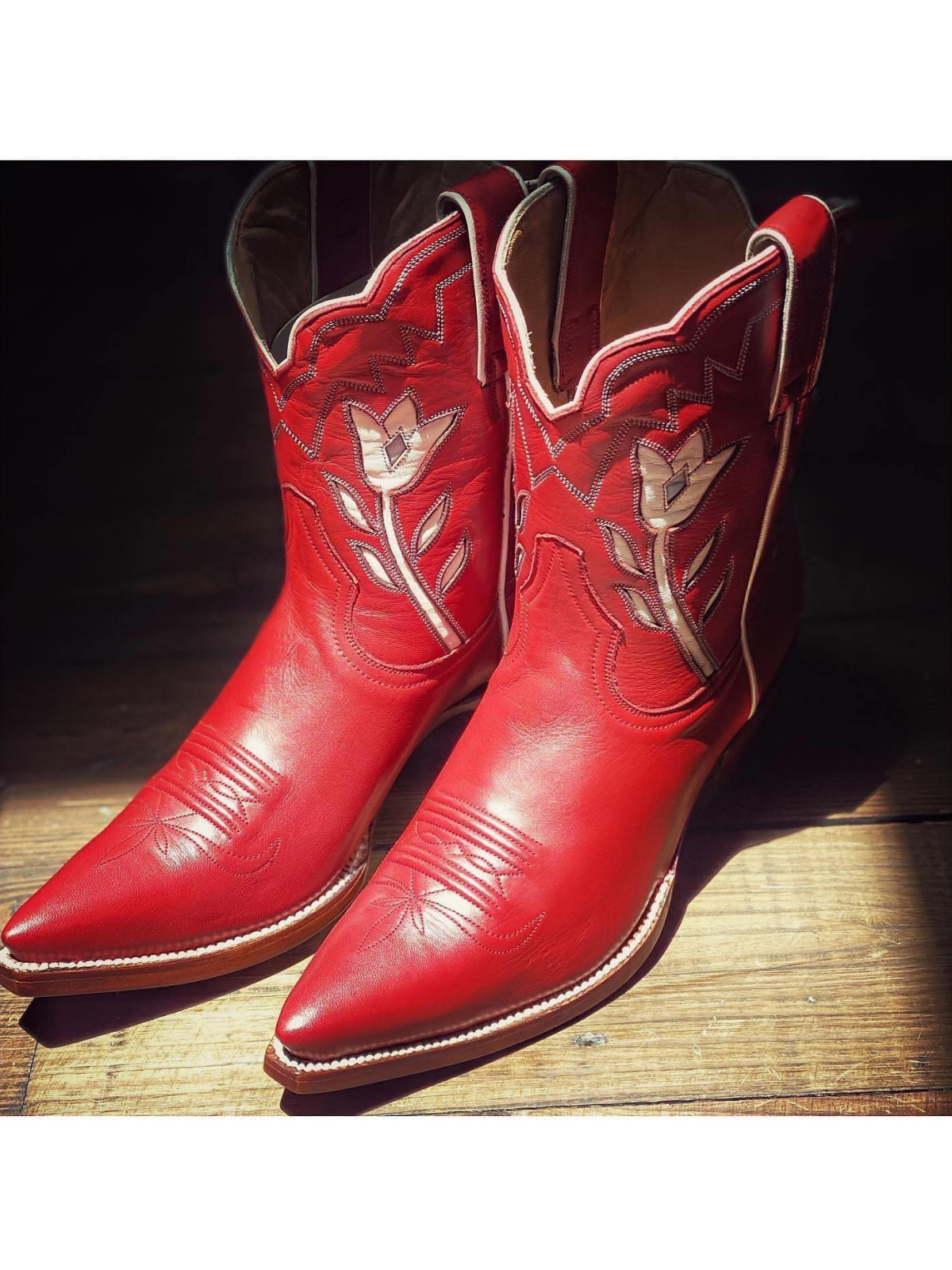 Red Pointed-Toe Wide Mid Calf Cowgirl Boots With White Tulip Inlay