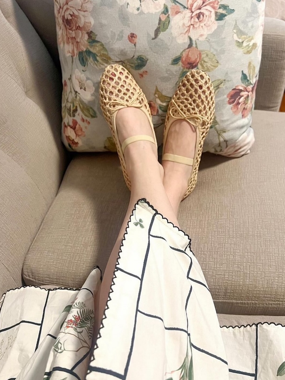 Beige Almond-Toe Straw-Woven Elastic Bridge Strap Bow Mesh Ballet Flats