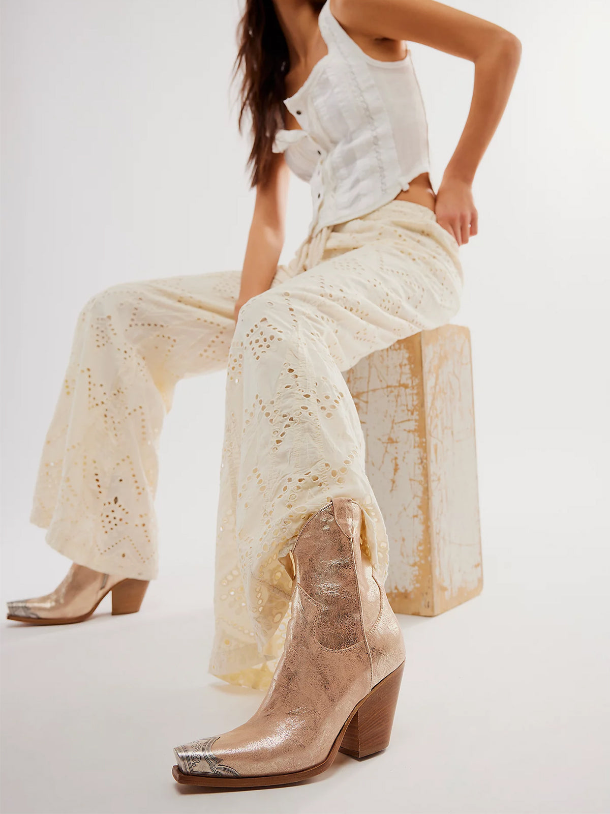Метални каубойски боти с къси пръсти и цип - цвят металик шампанско