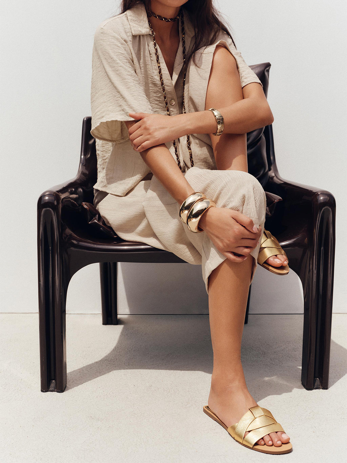 Front Crossover Strap Round-Toe Flat Sandals - Metallic Gold