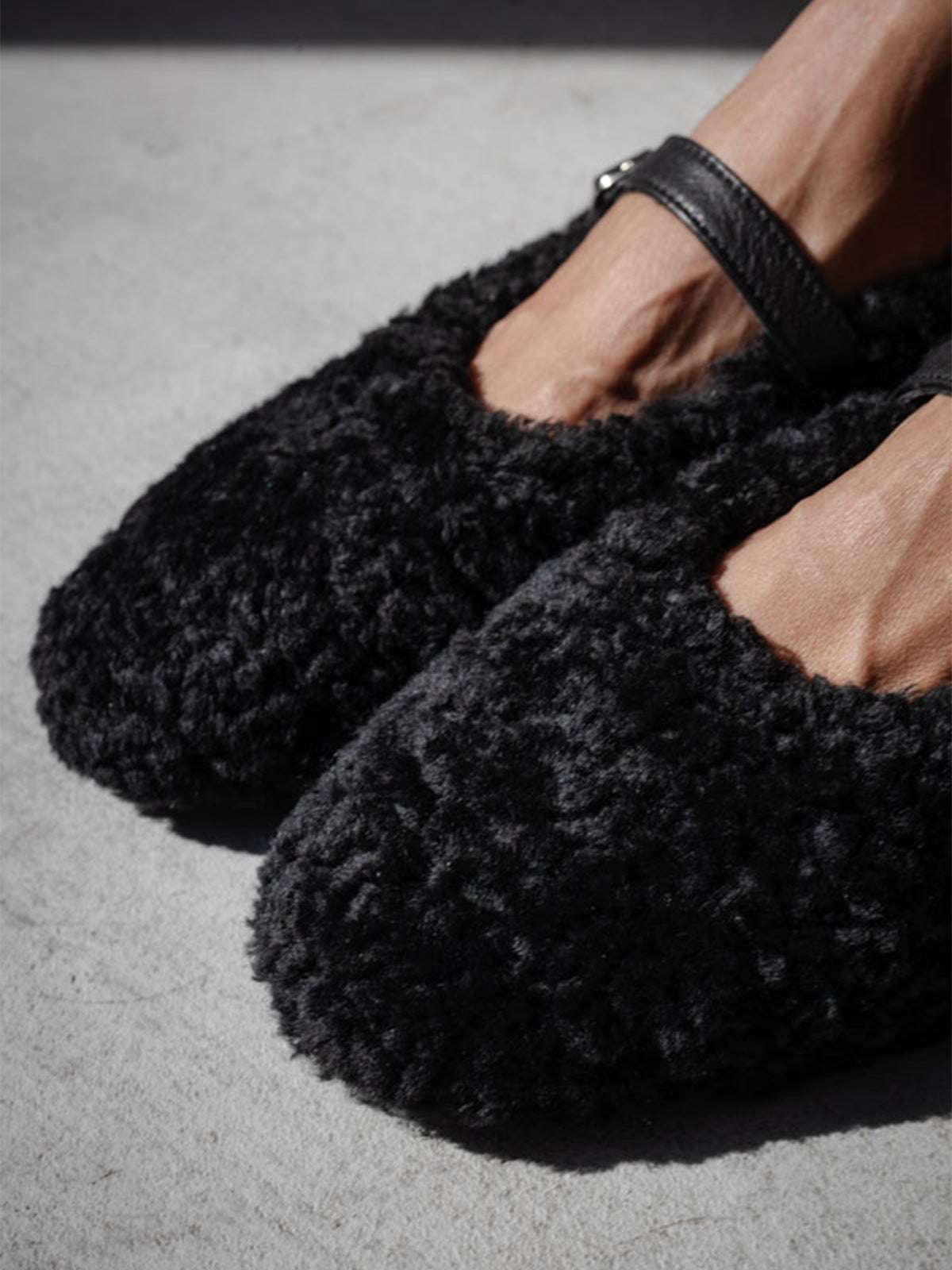 Black Plush Round-Toe Buckle Bridge Strap Classic Flats