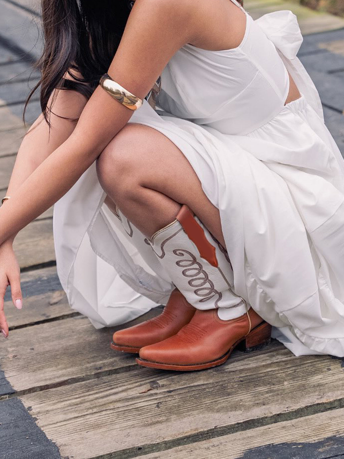 Contrast White And Caramel Snip-Toe Simple Embroidery Classic Mid Calf Cowgirl Boots