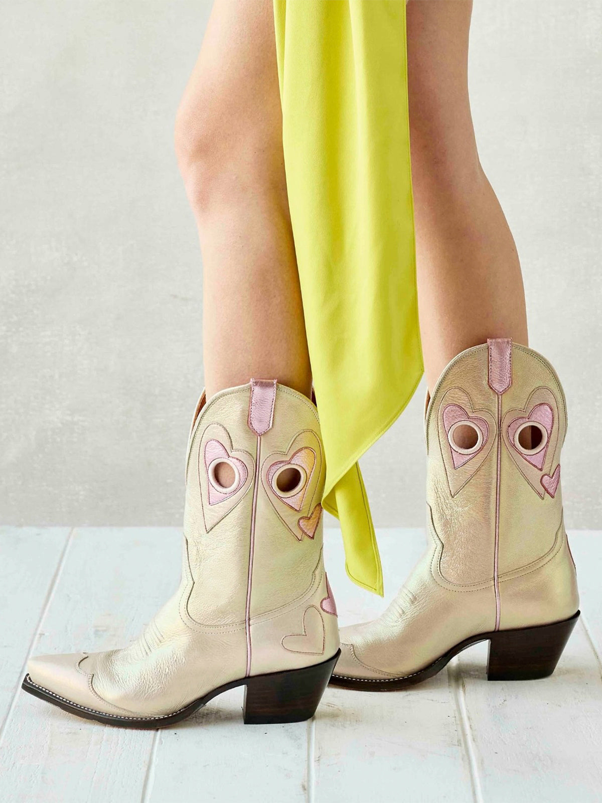 Металически светлорозови каубойски ботуши с къси пръсти и апликация с цветни сърца, изрязани до средата на прасеца