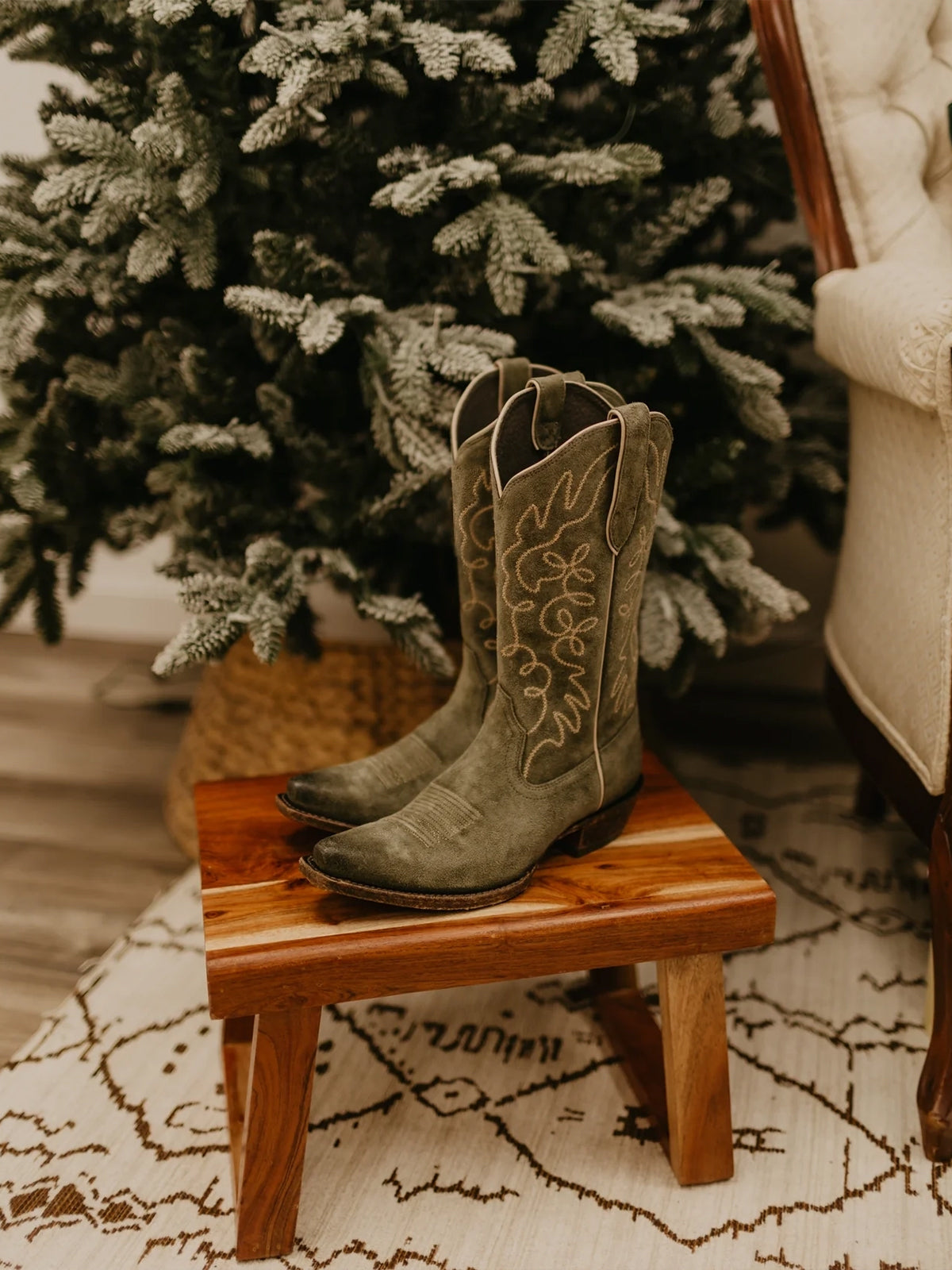 Faux Suede Embroidery Snip-Toe Mid Calf Cowgirl Boots - Green