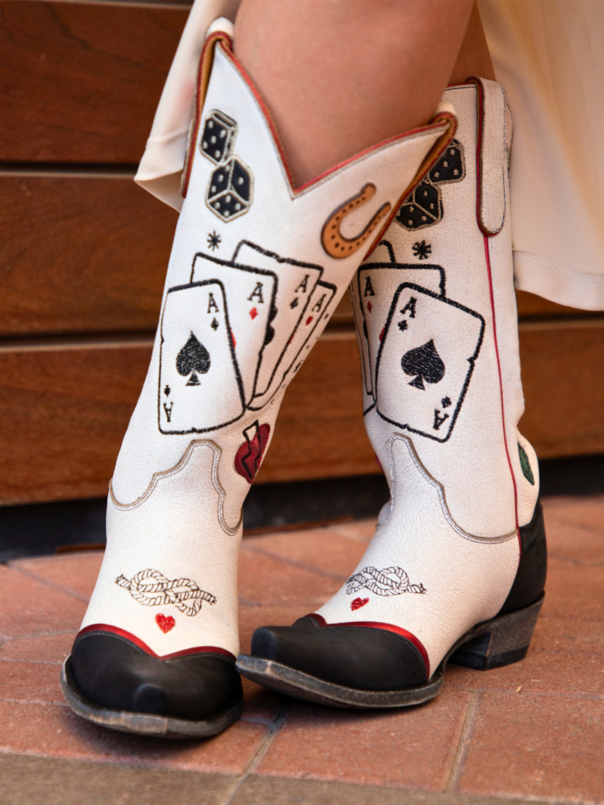 Каубойски ботуши до средата на прасеца с бродерия и апликация с бродерия в черно и бяло с изрязани пръсти