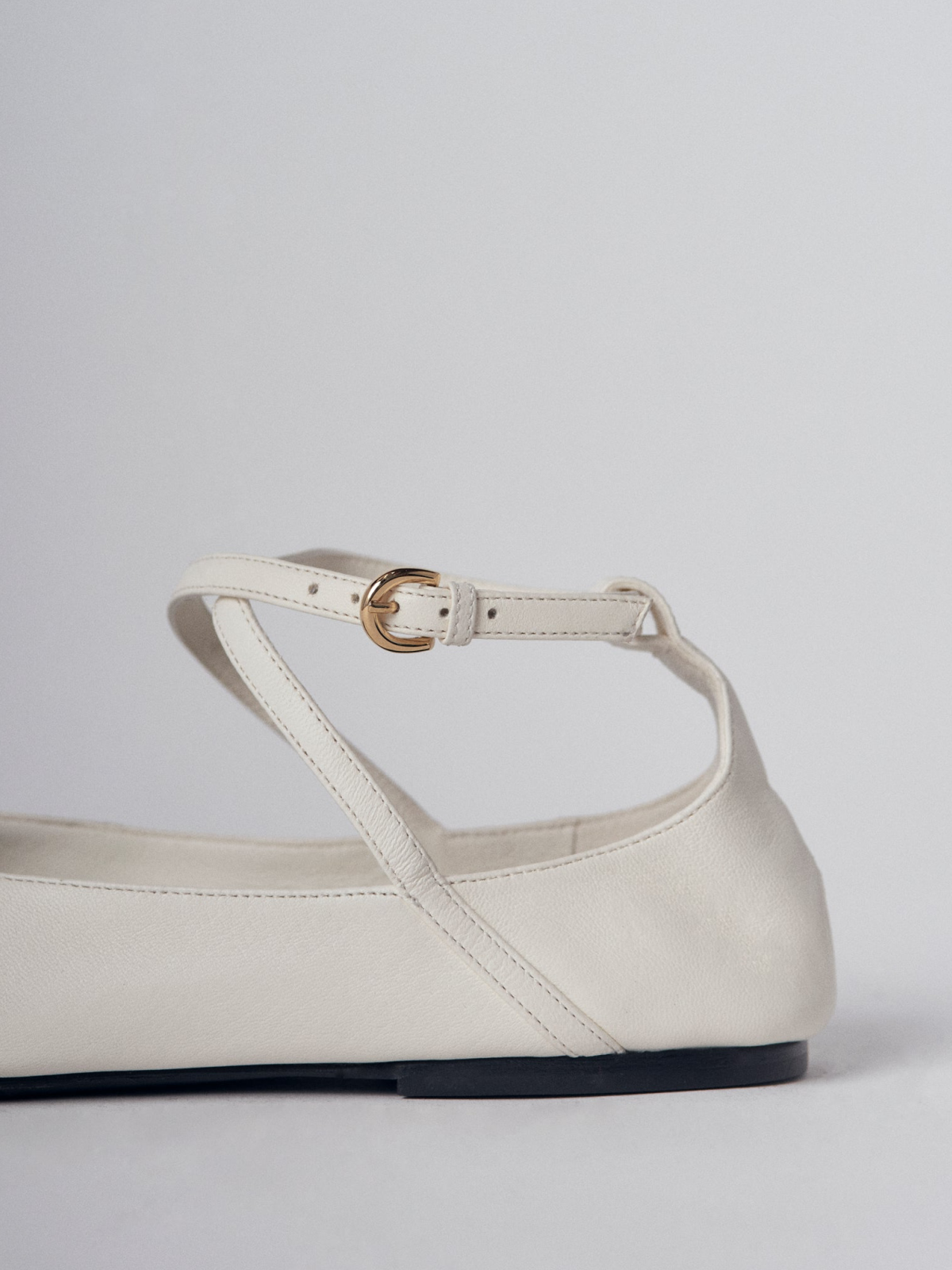 White Buckled Cross Ankle Wrap Strap Round-Toe Ballet Flats