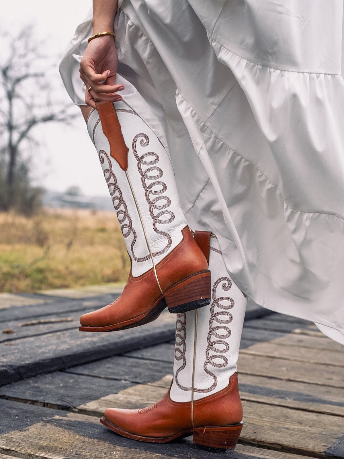Contrast White And Caramel Snip-Toe Simple Embroidery Classic Mid Calf Cowgirl Boots
