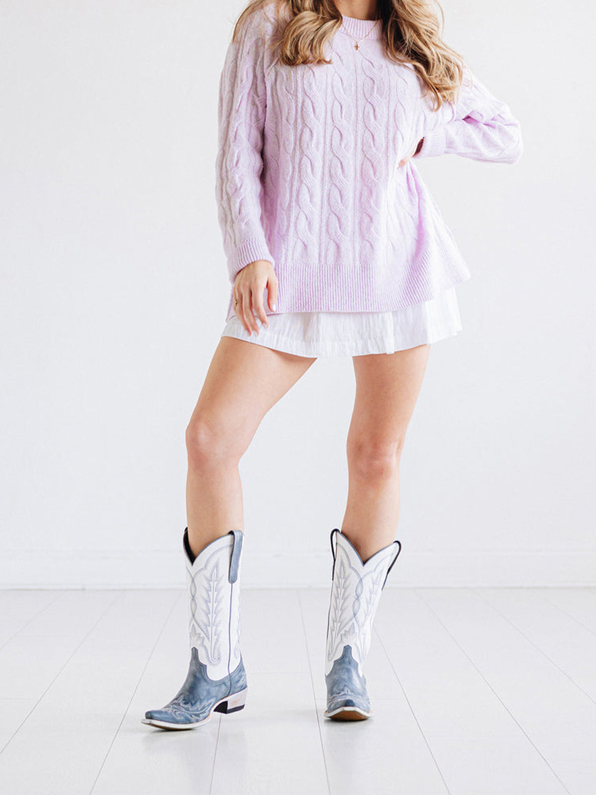 Contrast White And Dusty Blue Snip-Toe Chic Embroidery Mid Calf Cowgirl Boots