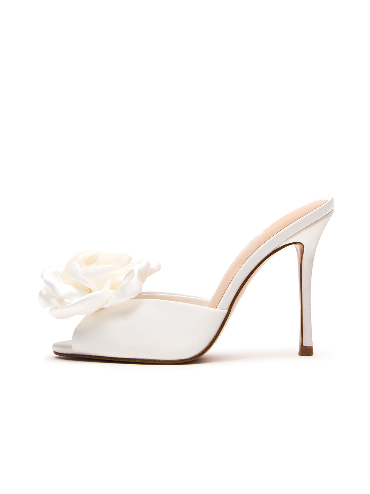 Бели сатенени високи токчета с кръгли пръсти и гол гръб с голямо цвете