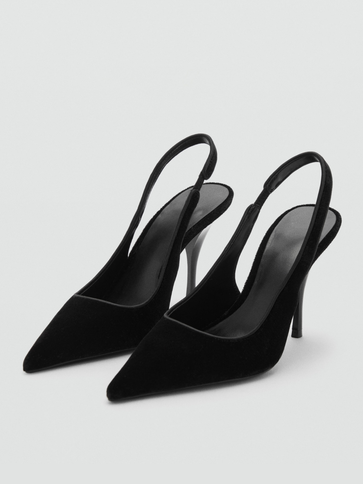 Черни обувки на висок ток с остър връх и каишка от изкуствен велур