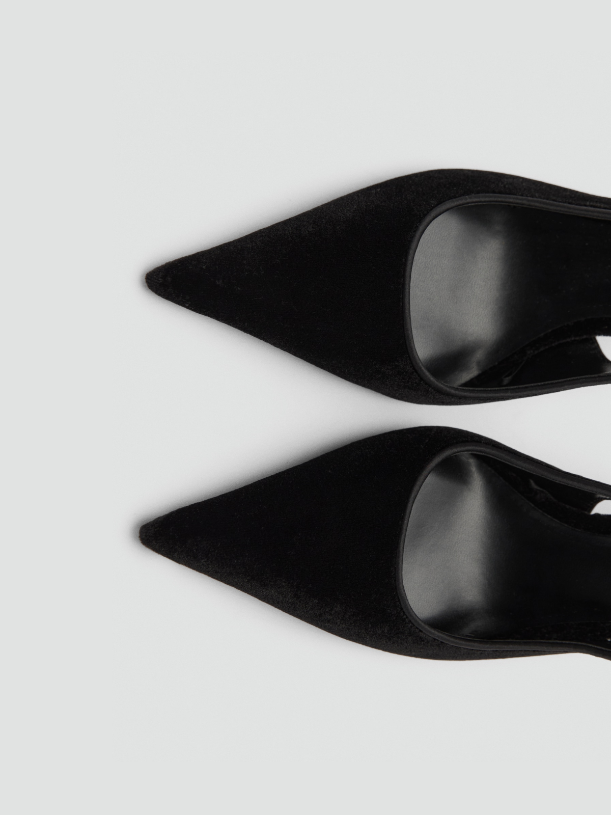 Черни обувки на висок ток с остър връх и каишка от изкуствен велур