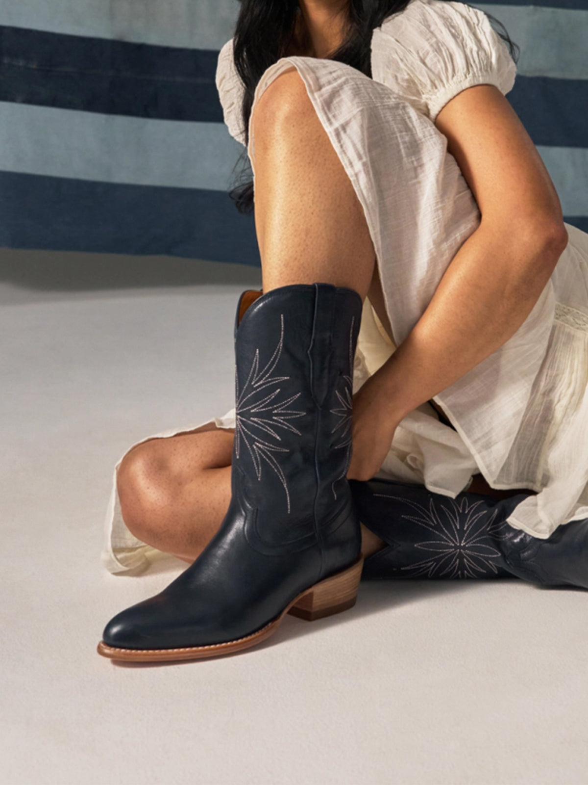 Dark Blue Round-Toe Chic Embroidery Classic Ankle Cowgirl Boots