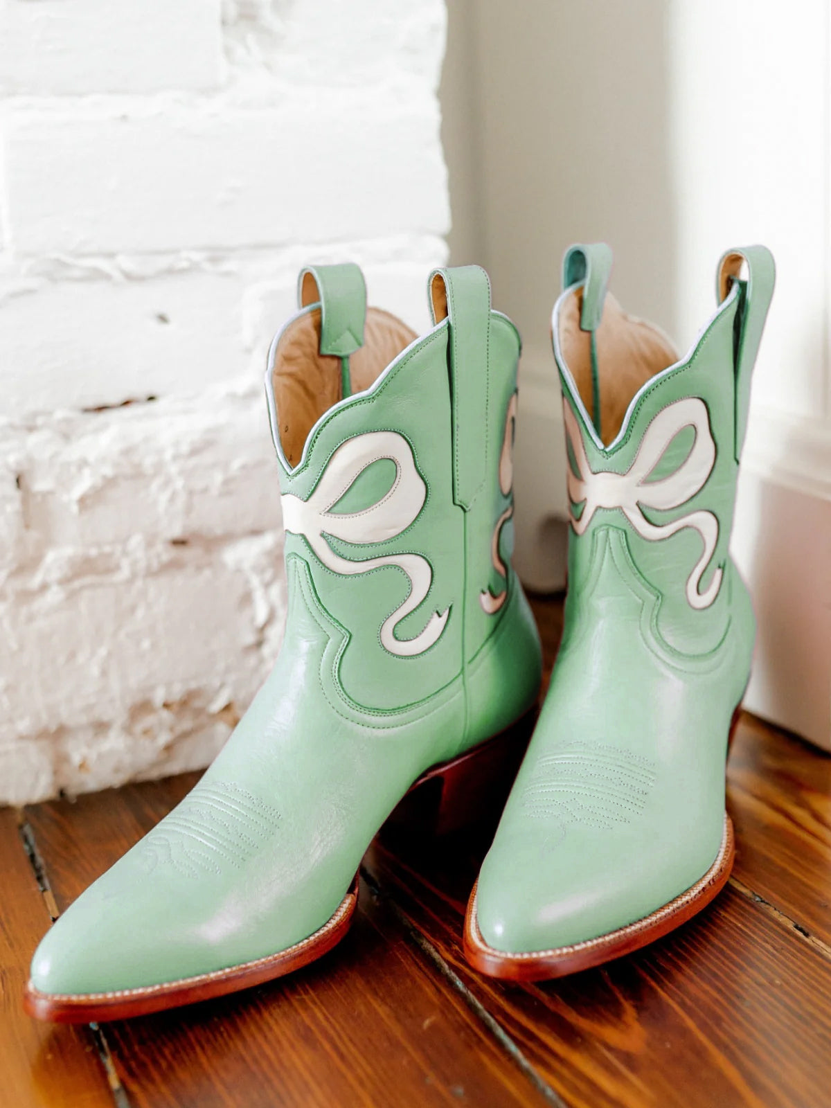 Green Almond-Toe Ankle Western Boots With White Bowknot Inlay