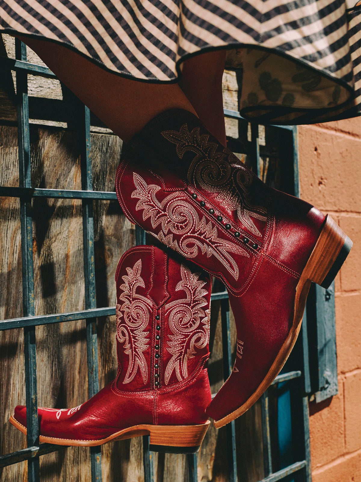 Snip-Toe Chic Embroidery And Side Studs Ankle Cowgirl Boots - Red