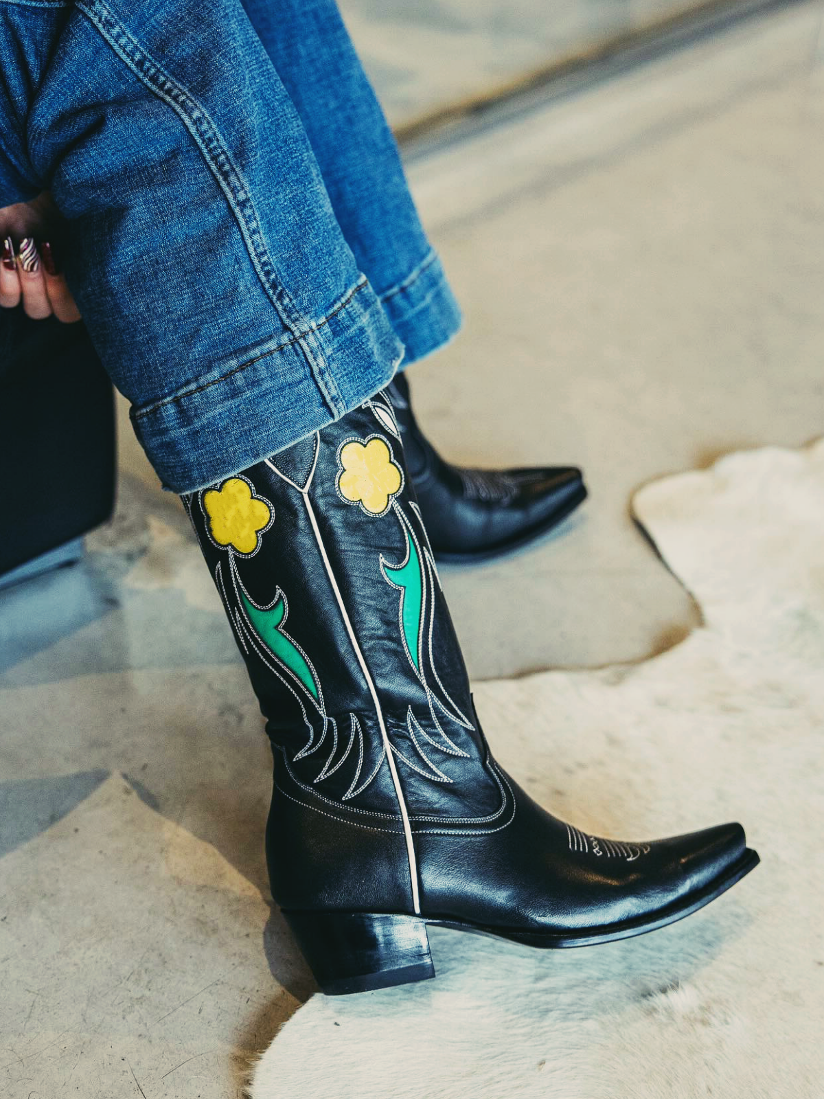 Black Snip-Toe Stitch Flower Inlay Mid Calf Western Boots Wide Calf Cowgirl Boots